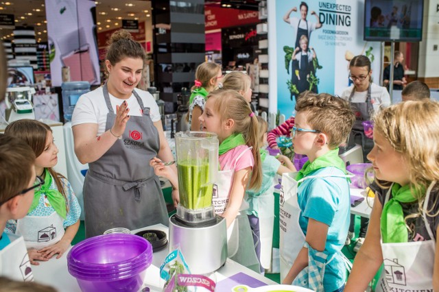 Od 12 do 14 kwietnia w Arkadii odbędzie się już trzecia edycja Foodmagedonu – trzydniowego edukacyjnego wydarzenia kulinarnego dla dzieci i dorosłych. Tym razem motywem przewodnim jest fleksitarianizm. Partnerem głównym wydarzenia będzie Fundacja Szkoła na widelcu oraz jej założyciel – Grzegorz Łapanowski, ambasador strefy Grand Kitchen w Arkadii.