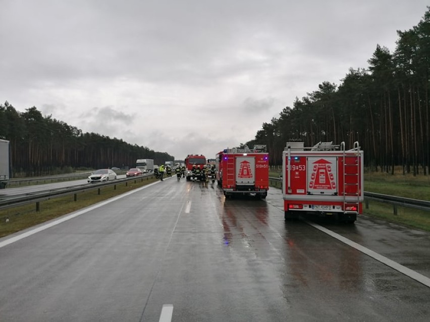 Wypadek na autostradzie A2. Osobówka zakleszczyła się pod naczepą