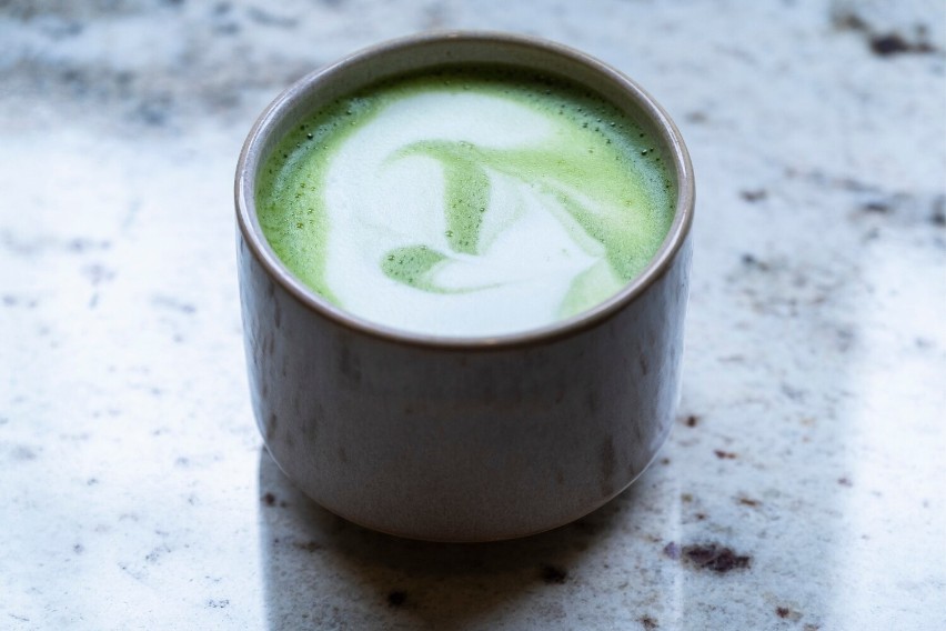 Znakomitym napojem orzeźwiającym będzie też matcha latte,...