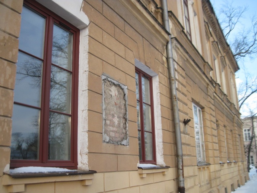 Pamiątkowa tablica poświęcona prof. Henrykowi Raabemu zniknęła z gmachu przy placu Litewskim. Co się z nią stało?