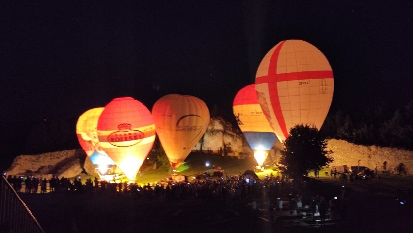 Zamkowa fiesta balonowa odbywała się także po zmroku. Zamek...