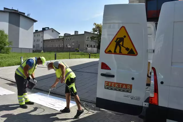 Prace dotyczące wprowadzenia kontraruchów rowerowych w Tarnowie już się rozpoczęły. Na ulicach trwa malowanie piktogramów oraz montowanie znaków drogowych