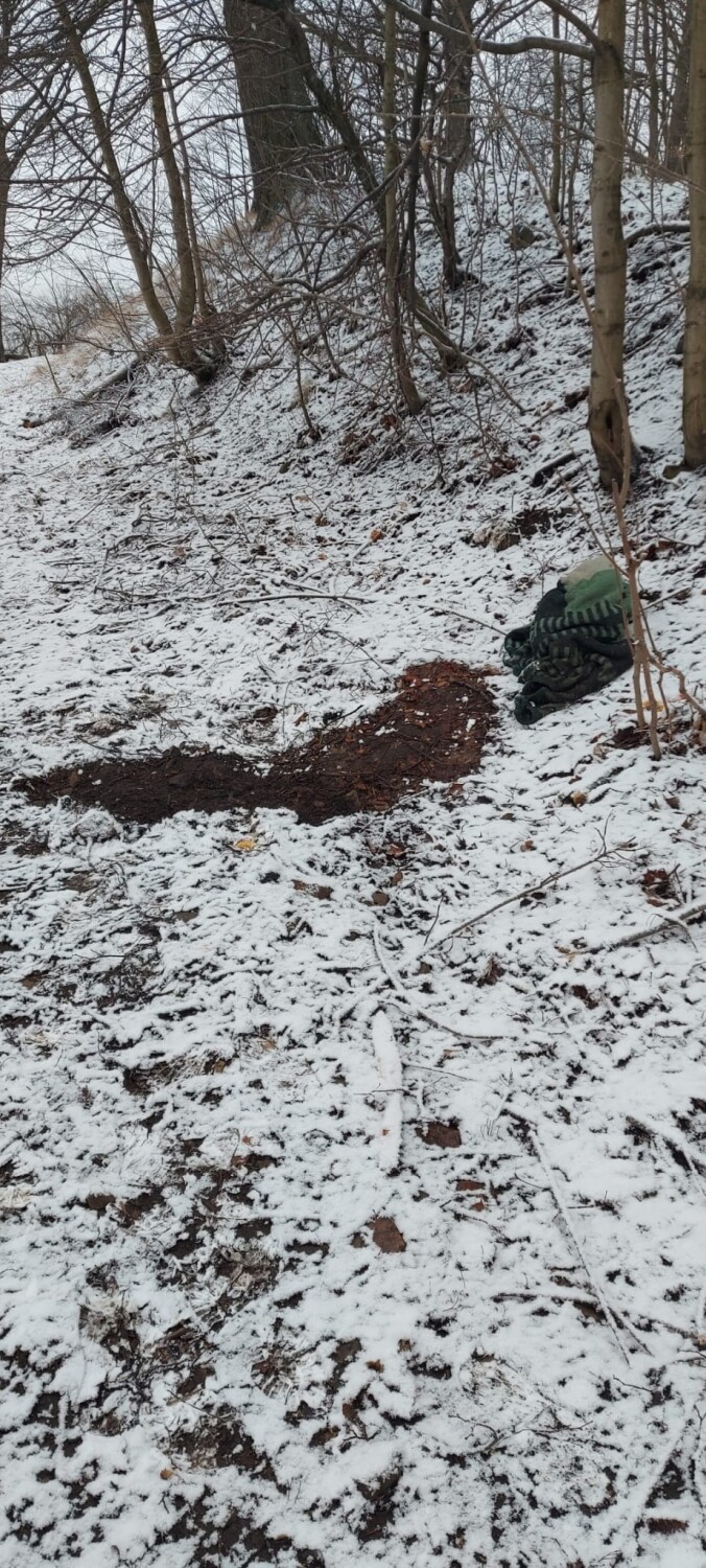 Spał na gołej ziemi pod lasem za boguszowskim kościołem.