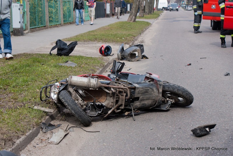 Wypadki w Chojnicach: Zderzenie samochodu osobowego z motorowerem [ZDJĘCIA]