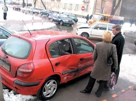 Skutki zderzenia: uszkodzone pojazdy i poważne utrudnienia dla przejeżdżających ruchliwe skrzyżowanie. Fot: JAKUB MORKOWSKI