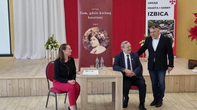 W spotkaniu autorskim z prof. Józefem Zającem ( w środku) wziął również udział burmistrz Izbicy Jerzy Lewczuk ( z prawej).