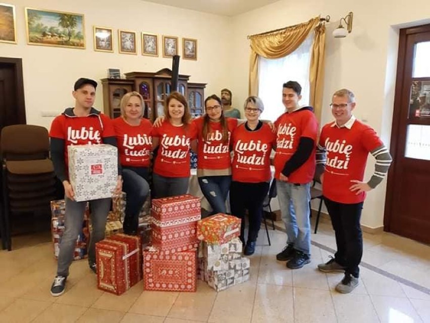 Tarnów. Wolontariusze „Szlachetnej Paczki” w akcji! Rozwożą prezenty i pomagają odmieniać los potrzebujących rodzin [ZDJĘCIA]