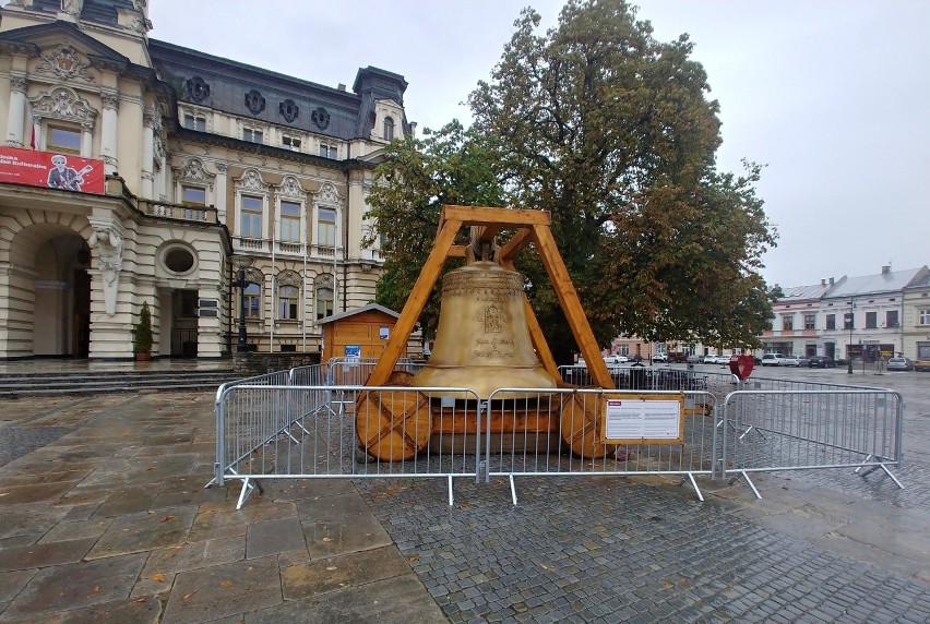 Nowy Sącz. Na rynku pojawiła się replika krakowskiego Dzwonu Zygmunta. Zagości w stolicy regionu na dwa tygodnie [ZDJĘCIA]