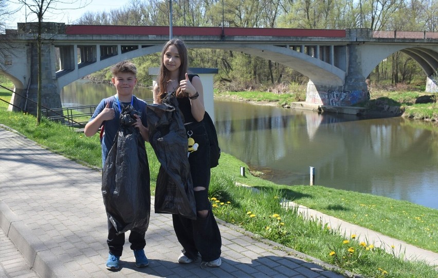 Uczestnicy akcji "Kręci nas recykling" nad Sołą w Oświęcimiu...
