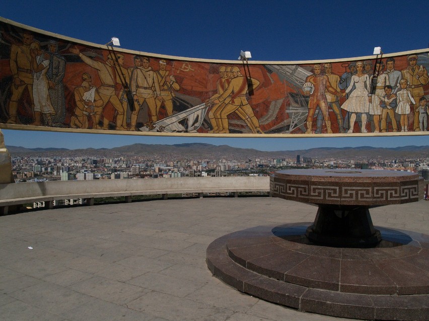 Fresk obrazujący zwycięstwo nad faszyzmem z panoramą Ułan...