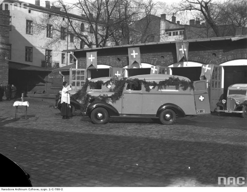 Uroczystość poświęcenia karetek pogotowia w Krakowie, 1937...