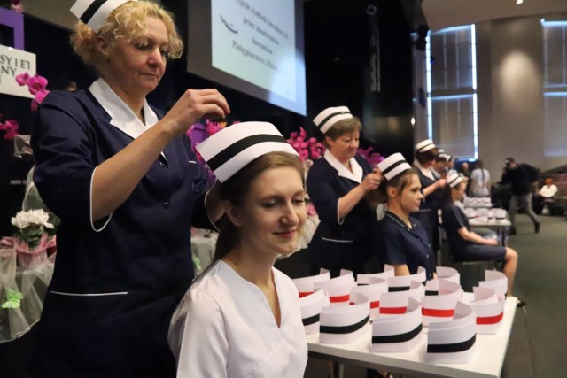 Uroczystość nadawania symboli zawodowych pielęgniarkom i położnym odbyła się w Centrum Kliniczno - Dydaktycznym UMED