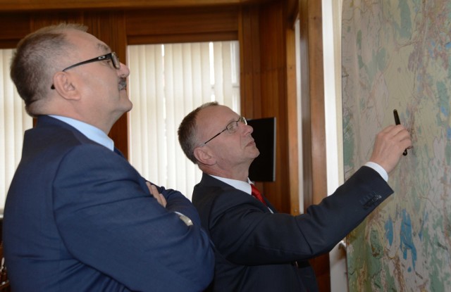 Porozumienie o przekazaniu pieniędzy Aglomeracji Jeleniogórskiej podpisali marszałek dolnośląski  Cezary Przybylski (z lewej) oraz Jerzy Łużniak, zastępca prezydenta miasta