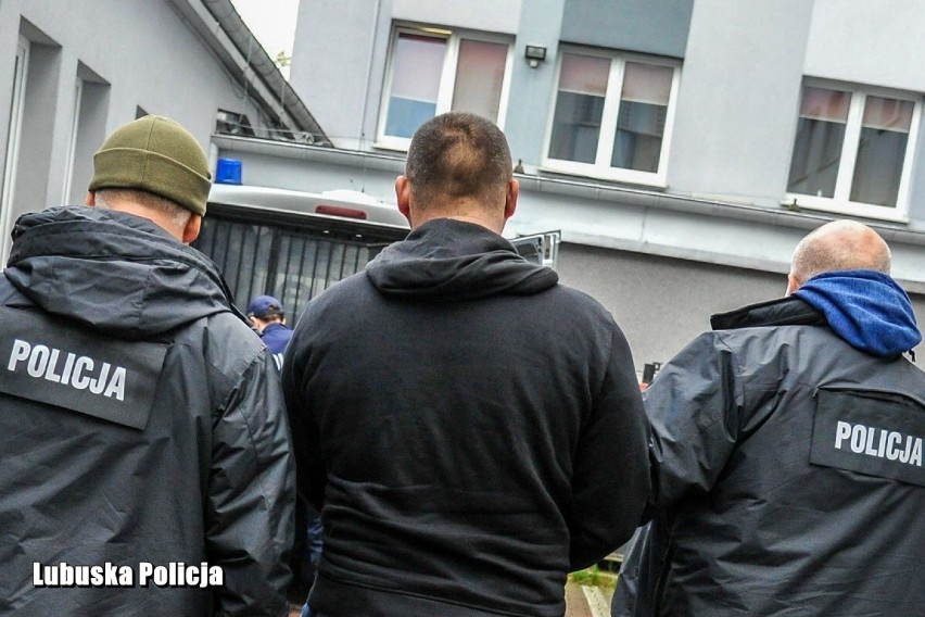 Policjanci w związku z napadem na 30-letniego mężczyznę...