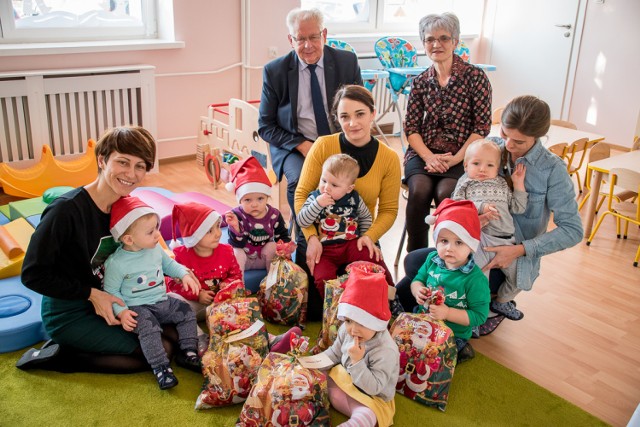 Do dzieci w nowo utworzonym żłobku w Sędziszowej przyjechał Wacław Ligęza, burmistrz Bobowej,   z upominkami od św. Mikołaja