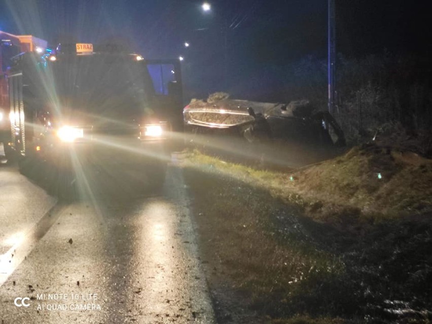 Wypadek w Białej Pierwszej. Samochód dachował, dwie osoby...