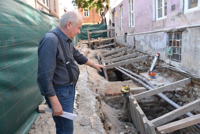 Archeolog Eligiusz Dworaczyński przy odkopanych pozostałościach mostu z czasów hetmana Jana Tarnowskiego