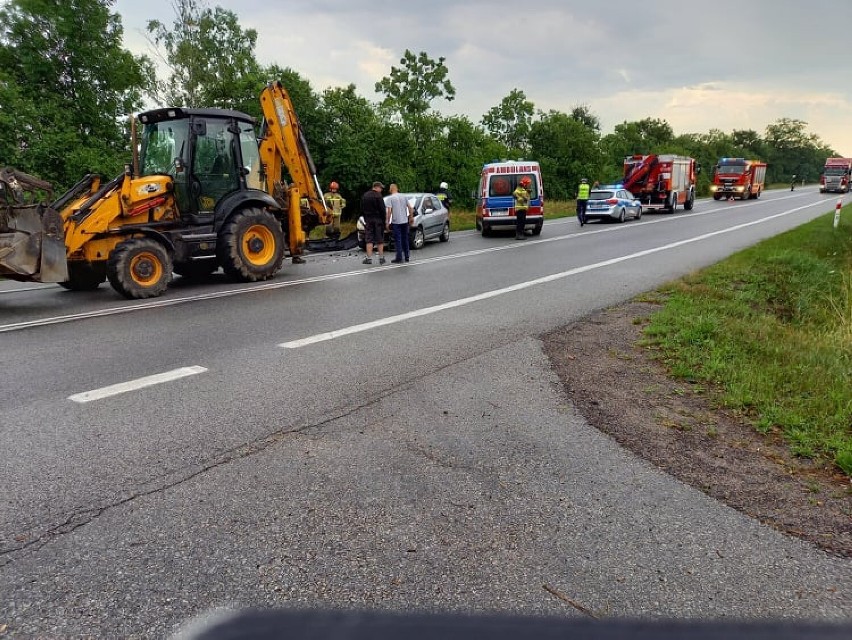 Na DK 10 w okolicach Żuchowa doszło do zderzenia samochodu...