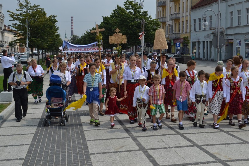 Górale i góralki na Jasnej Górze. Bachledówka wkroczyła do...