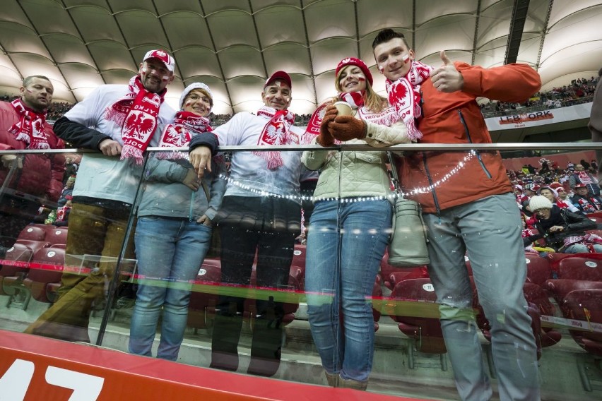 Kibice reprezentacji Polski świętują awans na Euro 2016. "Nawałka czyni cuda" [WIDEO]