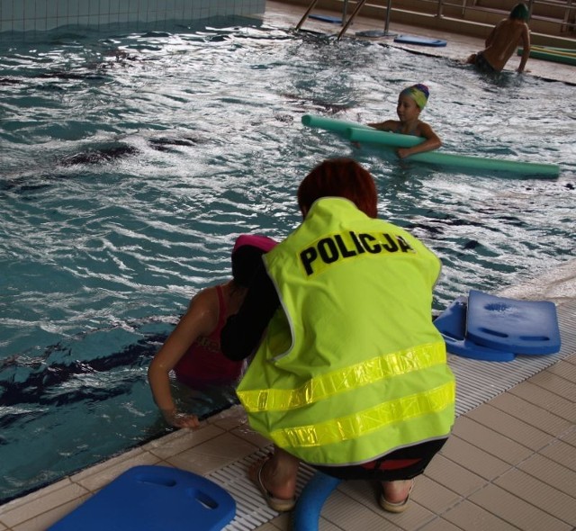 Pierwszy tydzień ferii kieleccy policjanci spędzili z dziećmi na dwóch miejskich basenach oraz na ,, bezpiecznej górce&#8221;. Podczas spotkania, stróże prawa zapoznawali dzieci z zasadami bezpieczeństwa panującymi nad wodą, zapoznali je również z regulaminem basenu.