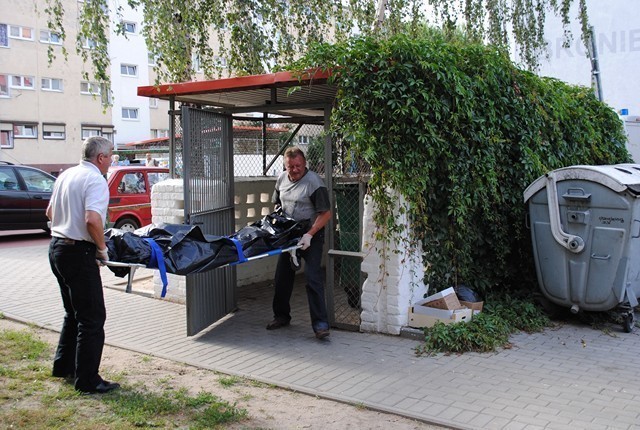 Ciało 32-letniego mężczyzny z Brzeźna znaleziono w śmietniku przy jednym z bloków na ul. Kosmonautów w Koninie. 

Zobacz więcej: Zwłoki mężczyzny w śmietniku