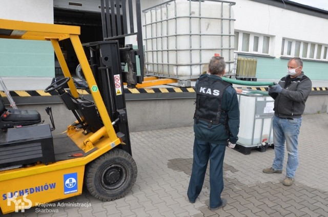 30 kwietnia kujawsko-pomorska KAS przekazała kolejną partię alkoholu na potrzeby walki z koronawirusem. Spirytus trafił do placówek w naszym regionie, które są najbardziej narażone na zakażenie.