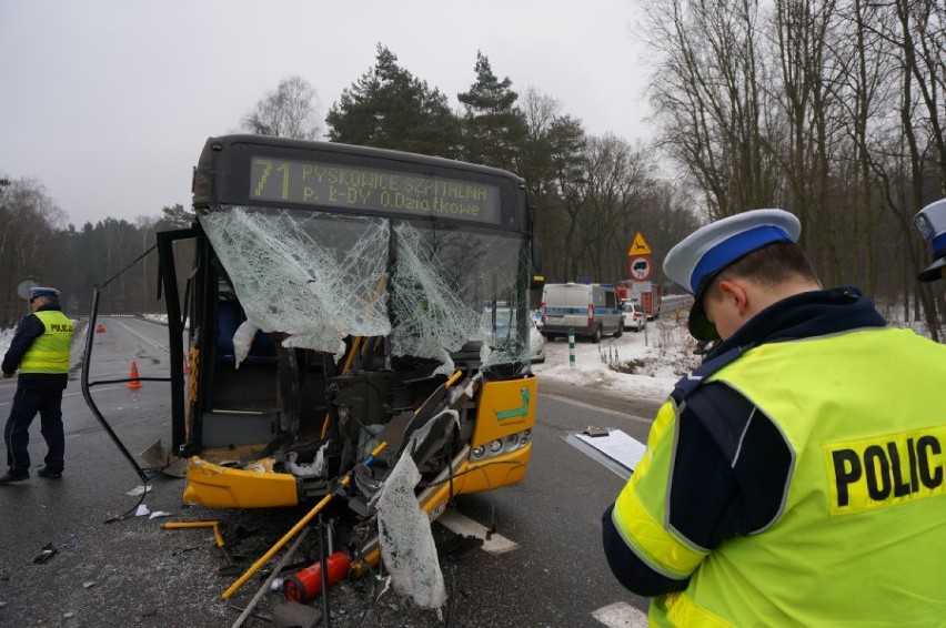 Wypadek autobusu w Gliwicach. 7 osób rannych [ZDJĘCIA]
