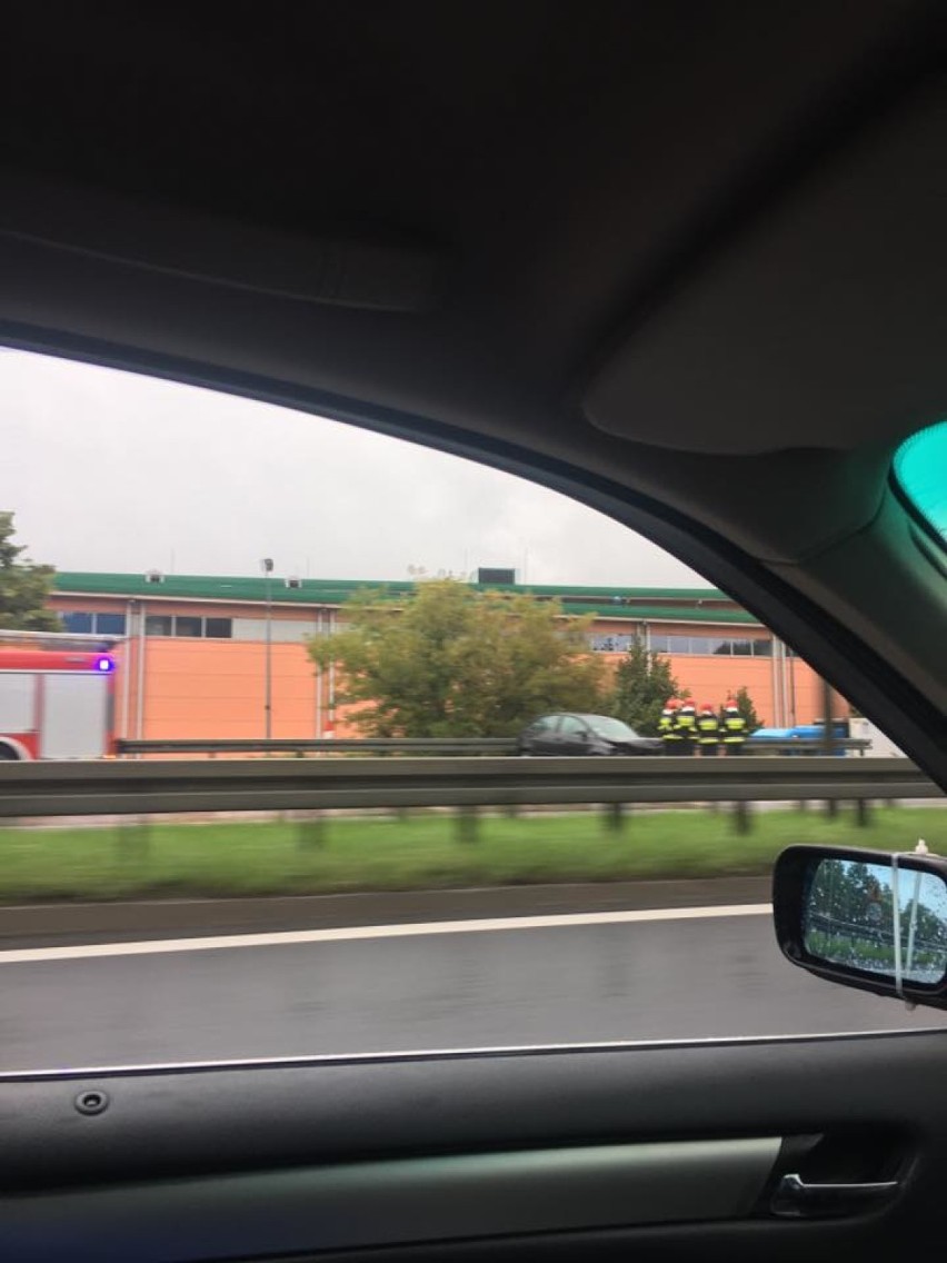 Katowice: Zderzenie osobówek na DTŚ przy Auchan. Droga była zablokowana [ZDJĘCIA]