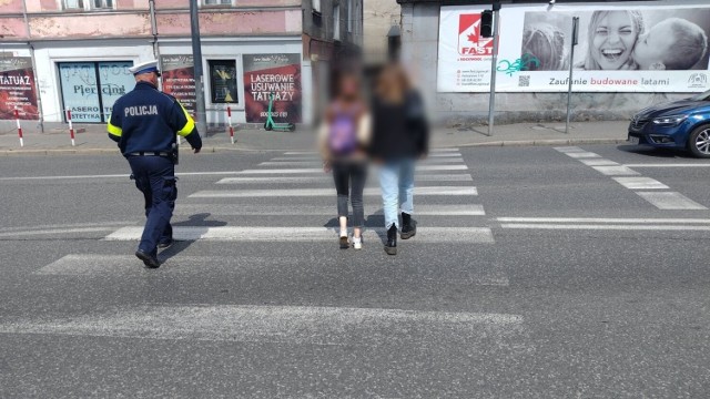 Dwie nastolatki jechały na jednej hulajnodze i wpadły w samochód na przejściu dla pieszych w Zielonej Górze. Policja przypomina: - Przez nieodpowiedzialną jazdę hulajnogą często dochodzi do wypadków!

ZOBACZ WIĘCEJ ZDJĘĆ >>>

Do zdarzenia doszło w środę, 1 czerwca, na skrzyżowaniu ulic Podgórnej, Kupieckiej i Drzewnej w Zielonej Górze. Kto zawinił i jaka była przyczyna kolizji? O to zapytaliśmy podinspektor Małgorzatę Stanisławską, rzeczniczkę prasową Komendy Miejskiej Policji w Zielonej Górze.