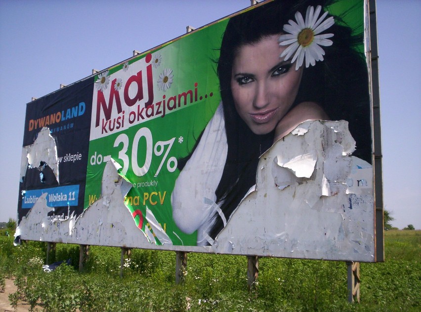 Zniszczony billboard reklamowy