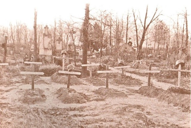 Jedna z najs­tarszych fotografii cmen­tarza dla ewangelików w Łęczycy wyko­nana w 1939 roku. Na pier­wszym planie widać groby niemiec­kich żołnierzy. Zdję­cie pochodzi z pub­likacji Łęczyca zapom­ni­ana: pocztówki, fotografie i ryciny (Łęczyca 2007)