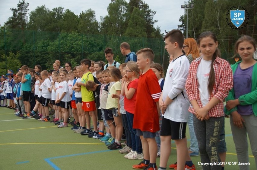 Otwarcie boiska wielofunkcyjnego w Jasieniu. Uroczystości rozpoczęły się w samo południe FOTO,WIDEO