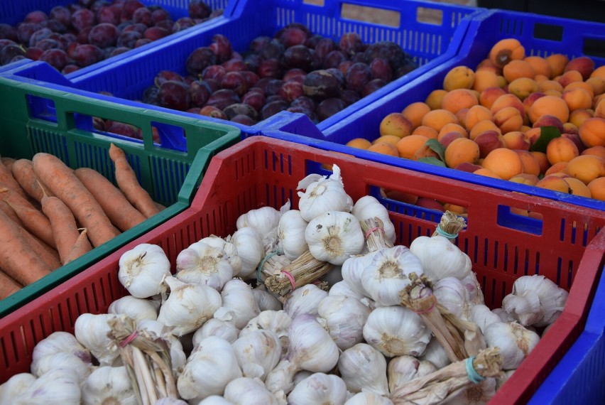 Sprawdziliśmy ceny owoców i warzyw na targowiskach. Wiemy co drożeje, a co tanieje!