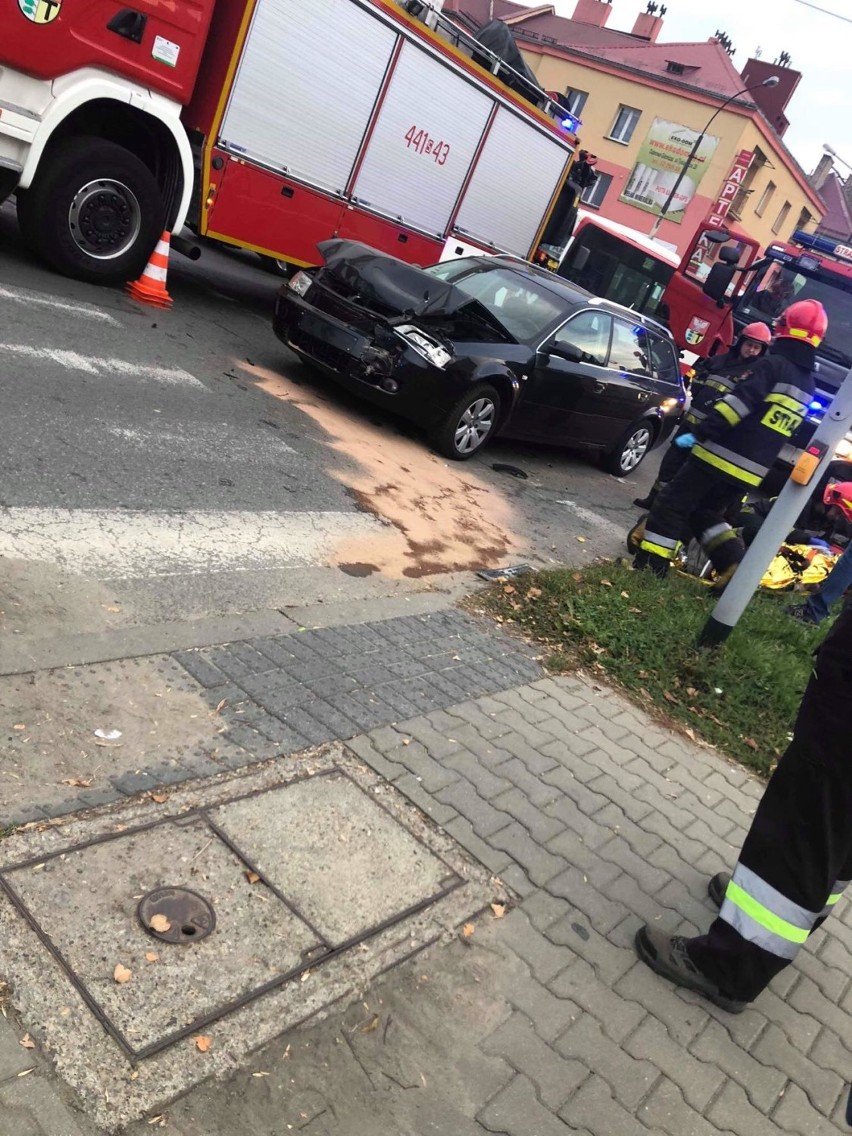 Dąbrowa Górnicza: Wypadek na skrzyżowaniu Piłsudskiego z Tysiąclecia. Zderzenie samochodów, jedna osoba ranna