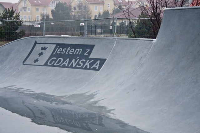 Skatepark powstał  na terenie zielonym przy ul. Diany i Heleny.