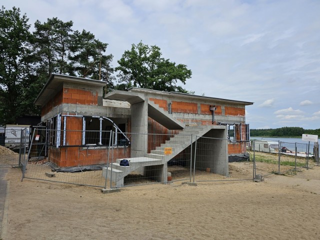 Ten budynek jest wznoszony na plaży w Kamionkach. Ma być gotowy do 17 lipca