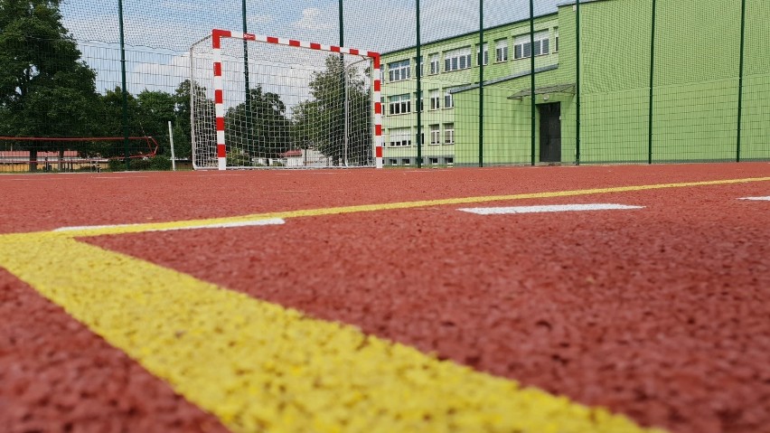 Przy Szkole Podstawowej nr 4 w Strzelcach Opolskich powstało nowe boisko sportowe
