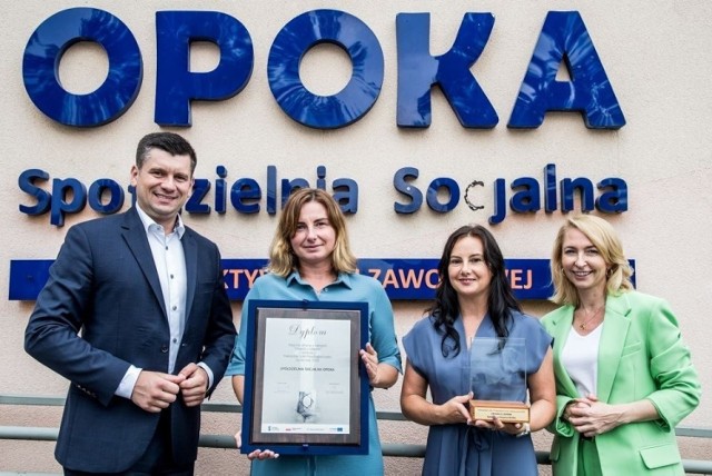 Spółdzielnia "Opoka" w Chechle otrzymała nagrodę za wygraną w konkursie. Wręczył ją wicemarszałek Łukasz Smółka