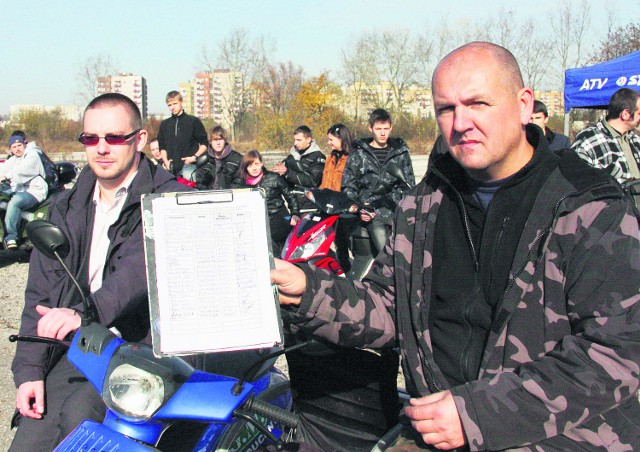 Przedstawiciele "Junaka" wręczyli pismo szefowi dzielnicy Jerzemu Woźniakiewiczowi (pierwszy z lewej)