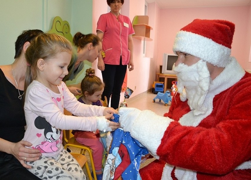 Święty Mikołaj na oddziale pediatrycznym [ZDJĘCIA]