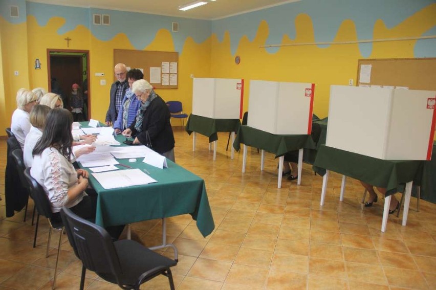 WYBORY SAMORZĄDOWE 2018: Trwa głosowanie w Skokach