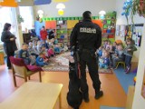 Policjant uczył dzieci jak zachować się w sytuacji gdy zaatakuje je pies (ZDJECIA)