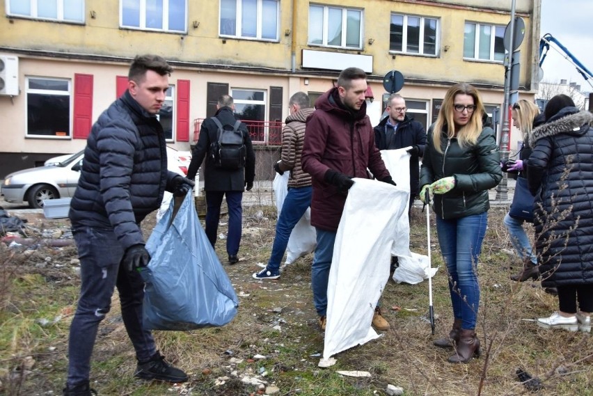 Trash Challenge w Kielcach po naszym artykule. Mieszkańcy sami posprzątali śmieci w centrum miasta. Dziękujemy! (WIDEO, ZDJĘCIA) 