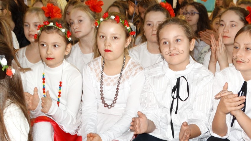 Uczniowie śpiewali pieśni żołnierskie i  patriotyczne