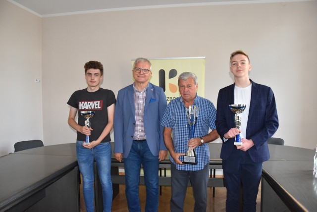 Reprezentanci Kluczborka świetnie zaprezentowali się podczas ogólnopolskiego konkursu wiedzy Omnibus Sportowy. Pogratulował im burmistrz Jarosław Kielar i wręczył puchary za promocję miasta.