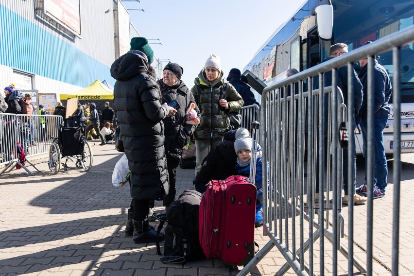 Hala Kijowska w Młynach wciąż pęka w szwach. Tu uchodźcy z Ukrainy otrzymują pierwszą pomoc [ZDJĘCIA]