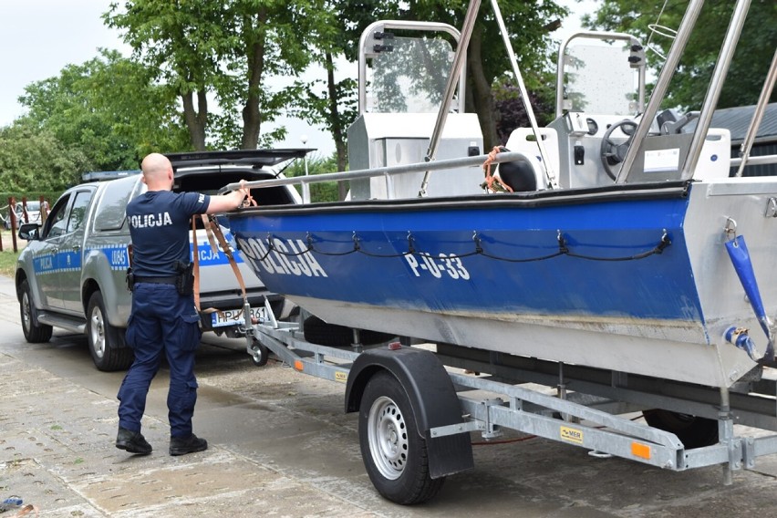 Policjanci podczas służby nad Jeziorem Grzymisławskim będą...