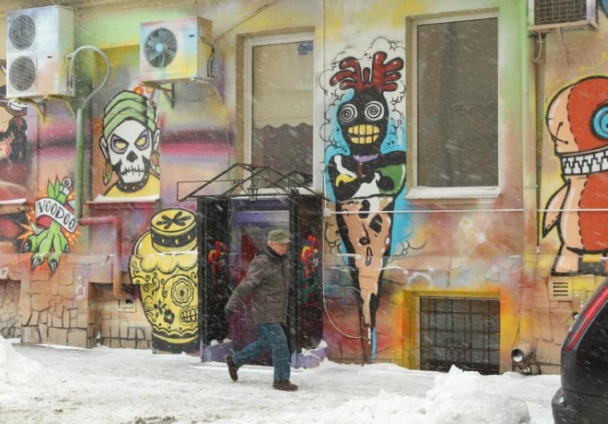 Kontrowersyjne graffiti ma zniknąć z kamienicy na rogu ul. 3...