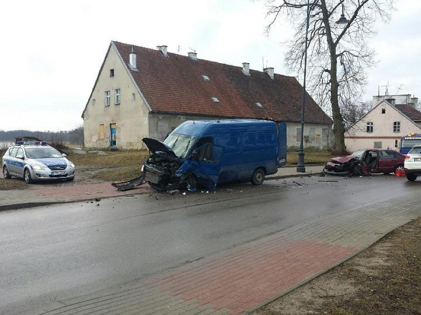 Wypadek w Ełku. Pijany kierowca uderzył w mercedesa